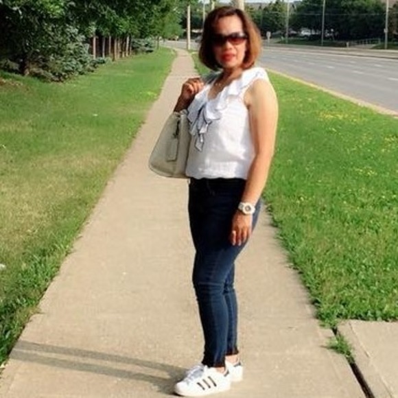 Meet your Posher, Rowena - Picture 1 of 1